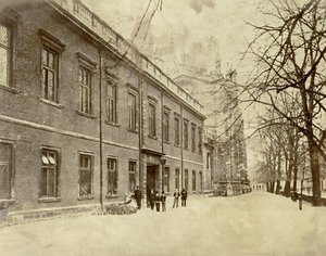Eton College, een uitzicht naar de ingang van School Yard en College Chapel, 1860s door English Photographer